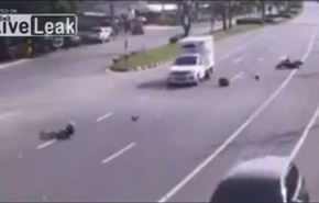 بالفيديو.. شاب يتعرض لحادثين في أقل من 15 ثانية