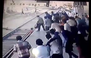 فيديو للحظة إنقاذ طفل من الدهس تحت القطار