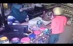 زن شمشیرباز دزد را فراری داد+ ویدئو