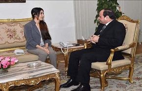 الرئيس المصري يلتقي بفتاة كانت لدى 