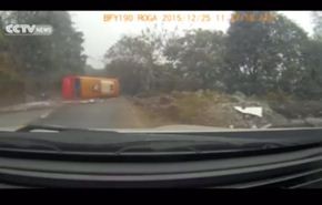 بالفيديو.. نجاة رجل من حادث انقلاب حافلة على الطريق