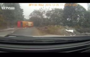 نجات معجزه آسا در حادثه واژگونی اتوبوس + ویدئو