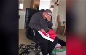 فيديو .. أب جهش بالبكاء بعد تلقيه هدية معنوية من أولاده