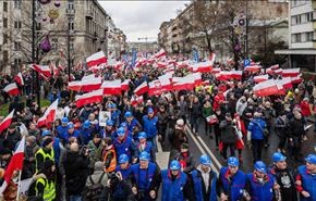 احتجاجات ضخمة في بولندا ضد سيطرة الحكومة على وسائل الإعلام