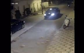 فيديو.. ماذا فعل لصان بفتاة تقود سيارتها ليلًا