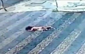 فیلم سقوط کودک 18 ماهه از طبقه دوم