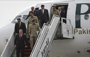 رئيس وزراء باكستان وقائد جيشها يصلان إلى طهران