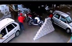بالفيديو.. مالك دراجة نارية يسقط لصا بشجاعة