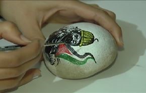 امل الكحلوت .. فنانة فلسطينية ترسم على الحجارة