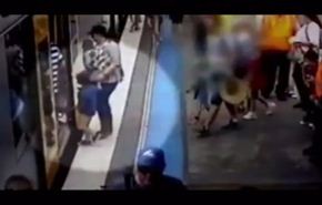 فيديو مرعب.. سقوط طفلة في الفجوة بين قطار ورصيف محطة