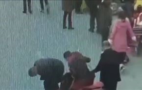 فيديو.. محتال يزيف حادثاً ليمكن زميله من سرقة امرأة في الصين