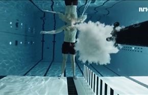 عالم فيزياء يطلق النار على نفسه تحت الماء.. شاهد ما حدث