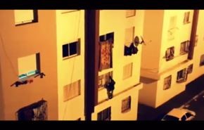 فيديو للص يتسلق عمارة لسرقة بطانية من الطابق الـ2