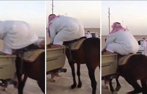 شاهد.. سعودي أراد ركوب حصان!