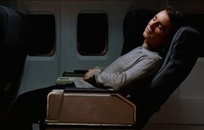 8 حلول لتستطيع النوم على متن الطائرة