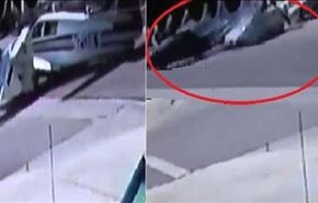 فيديو لحظة هبوط طائرة واصطدامها بسيارة في الشارع