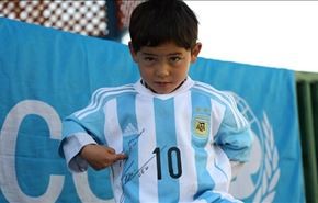 کودک افغان لباس مسی را به تن کرد + عکس