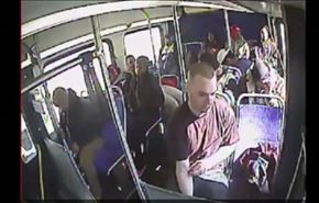 فيديو..  شاب يتعاطى المخدرات وهو في الحافلة