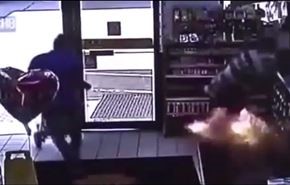 فيديو... لحظة انفجار سيجارة إلكترونية في جيب رجل