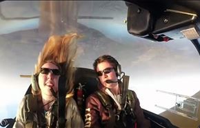 بالفيديو؛ طيار يرعب اصدقاءه باستعراض جوي ويسجل انفعالاتهم