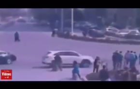 بالفيديو... مسئول صيني يدهس 12 طالبا في الشارع!!