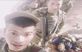 سِلفی نیروهای امنیتی با جنازه‌ داعشی‌ها + عکس
