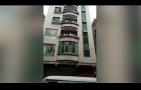 شاهد... ماهو مصير طفل سقط من الطابق الـ5؟