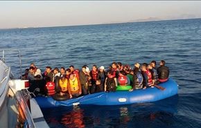 فيديو؛ خفر السواحل التركي يعتدي على لاجئين بعرض البحر