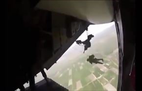 حادثۀ غیرمنتظره هنگام پریدن از هواپیمای نظامی +فیلم