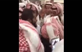 بالفيديو؛ شاهد ماذا فعل اصدقاء عريس سعودي في زفافه لتهنئته؟!