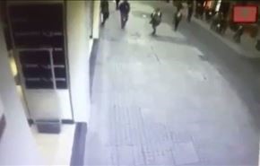 فيديو..لحظة التفجير الانتحاري وسط اسطنبول
