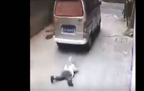 فيديو.. بقدرة الله طفل ينجو بعد دهس السيارة له مرتين!