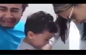 بالفيديو.. رد فعل أب لحظة بكاء طفله بسبب 