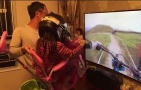 فيديو طريف... أب يلاعب طفلته محاكيا الواقع الإفتراضي