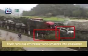 بالفيديو؛ شاحنة تحطم 