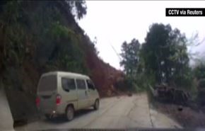 فيديو.. سيارة توقفت قبل ثوان من إنهيار أطنان من الصخور