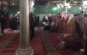 فيديو؛ سلمان يصلي بالازهر وسط رجال الامن والمخابرات...