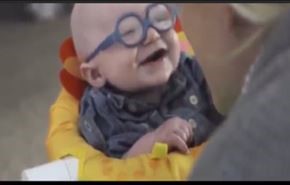 طفل يرى أمه بوضوح لأول مرة بحياته..شاهد رد فعله+فيديو