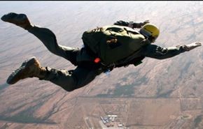 بالفيديو.. جندي مظلي سعودي يخاف القفز من الطائرة يثير السخرية!