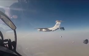 فیلم؛ نظارت سوخو-30 بر توزیع کمک‌های هوایی در دیرالزور