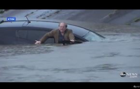 شاهد .. صحفي ينقذ قائد سيارة من الغرق على الهواء مباشرة