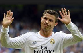 بالفيديو.. تمزق قميص رونالدو يضعه في موقف محرج