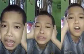 بالفيديو.. طفل يذرف الدموع متأثراً أثناء رفعه الأذان