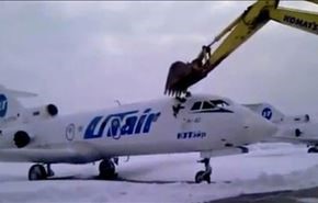 فیلم؛ کارگر اخراجی فرودگاه، هواپیما را با بیل نصف کرد!