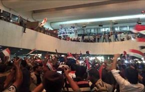 تظاهرکنندگان جای خالی نمایندگان مجلس عراق را پرکردند+تصاویر