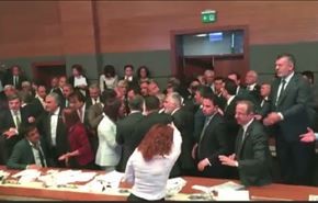 فيديو..شجار عنيف بالبرلمان التركي تشارك فيه نساء!!