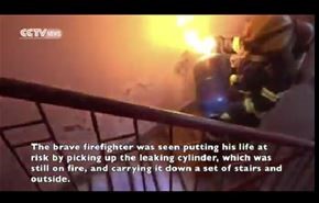 فيديو.. رجل إطفاء شجاع يحمل أسطوانة غاز مشتعلة