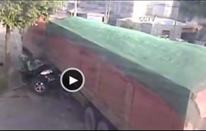 بالفيديو: مفاجئة لا تصدق، بعد حادث سير مفزع في الصين!!