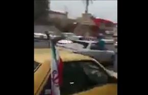 بالفيديو/ العراقيون يرفعون العلم الإيراني بالبصرة