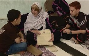 اسناد قدیمی در دست پیرزن آواره فلسطینی +ویدیو